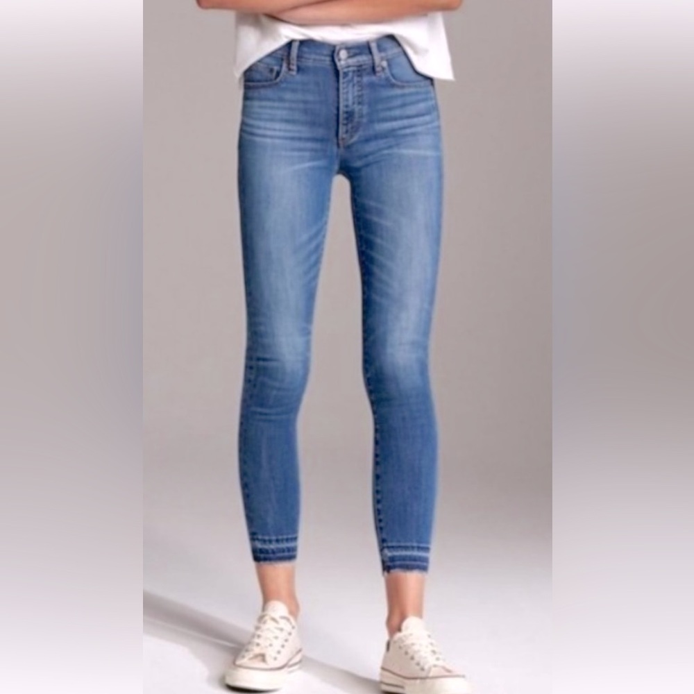 Aritzia | Denim Forum* The Nico Mid Rise Skinny Crop